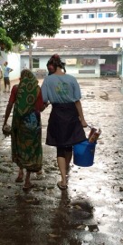 Distribuendo cibo e altro materiale per le famiglie della strada 2